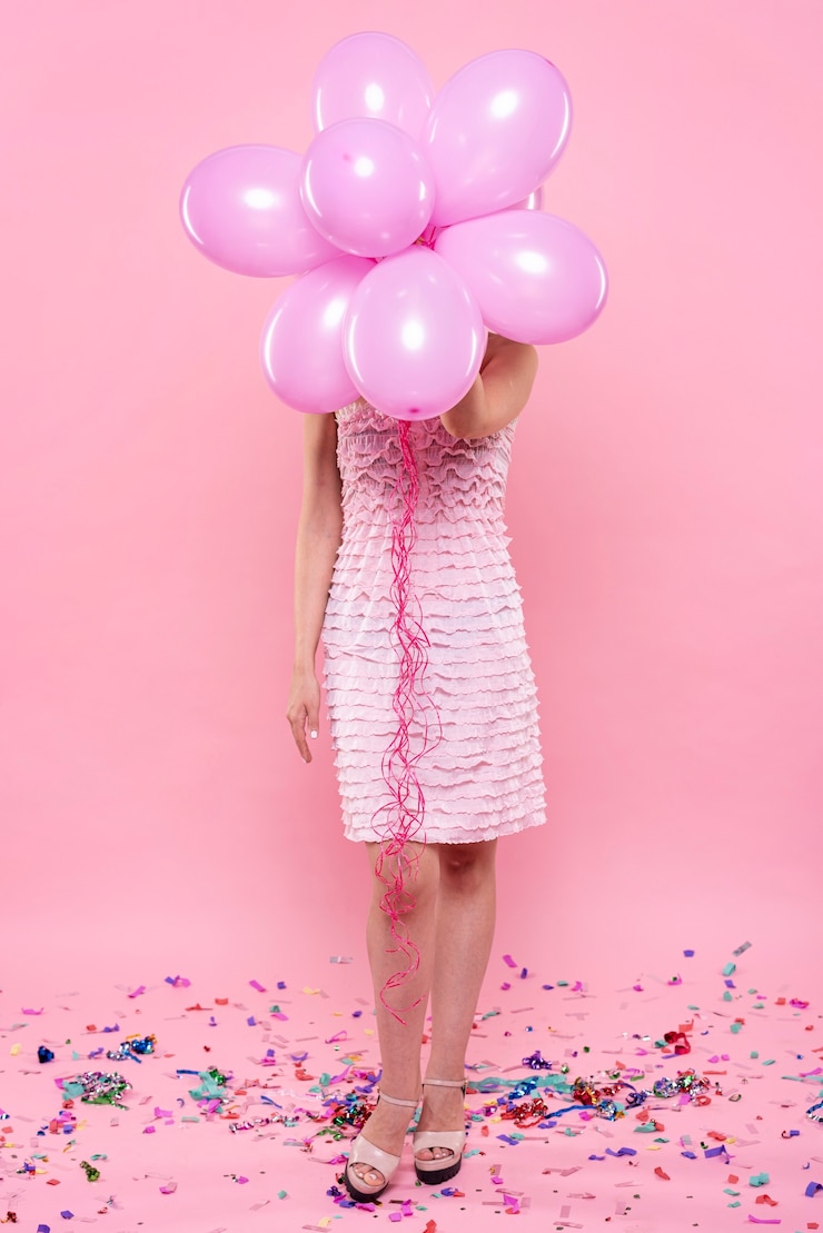 Foto gratuito mujer de moda en la fiesta con globos