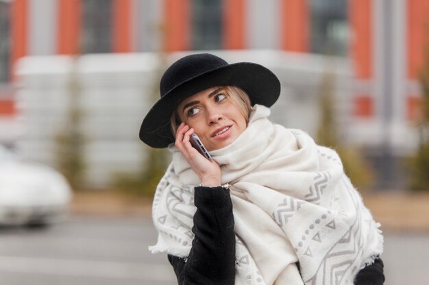 Mujer de moda hablando por el teléfono