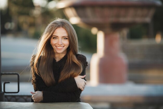 Mujer de moda joven al aire libre