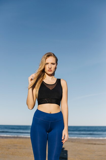 Mujer de moda en la playa