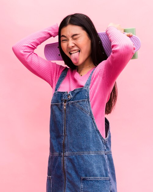 Mujer de moda posando en estudio