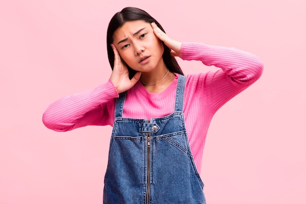 Foto gratuita mujer de moda posando en estudio