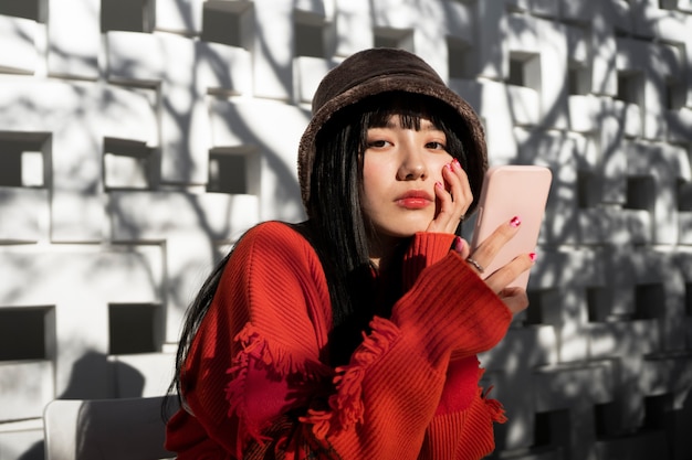 Mujer de moda con sombrero de cubo tiro medio