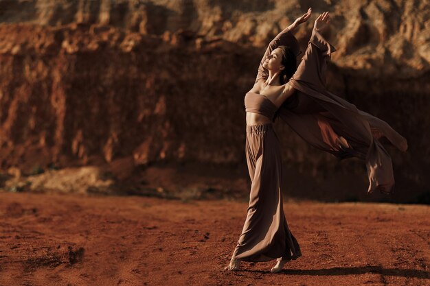 mujer de moda en vestido al aire libre