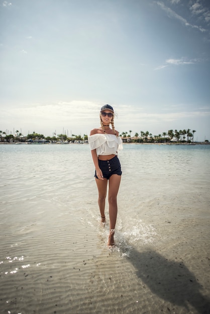 Mujer modelando en la playa