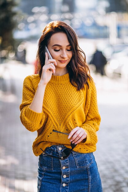 Mujer modelo hablando por teléfono