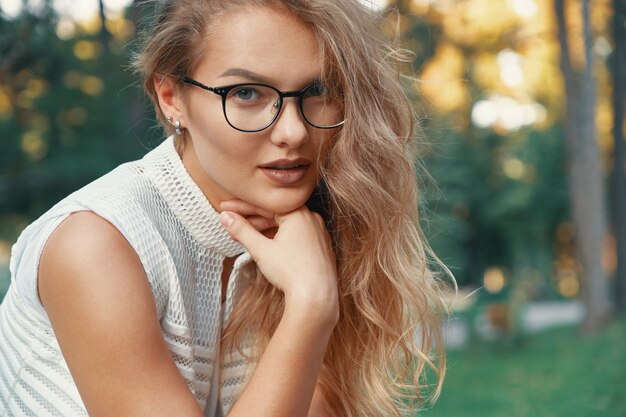 Mujer modelo moderna con gafas, labios expresivos