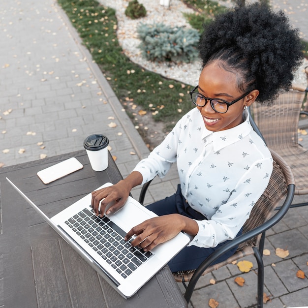 Mujer moderna de alto ángulo de trabajo