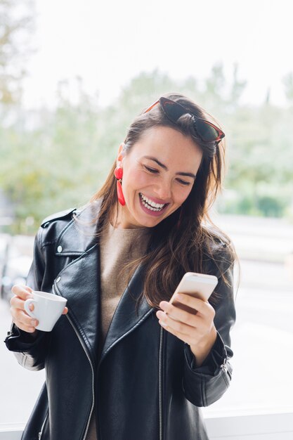 Mujer moderna bebiendo café