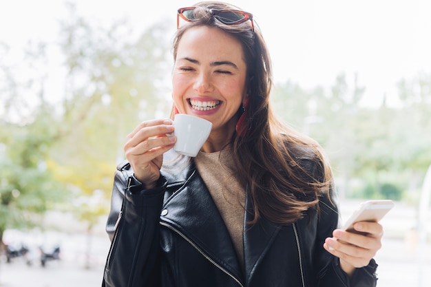 Mujer moderna bebiendo café