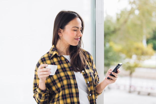 Mujer moderna bebiendo café 