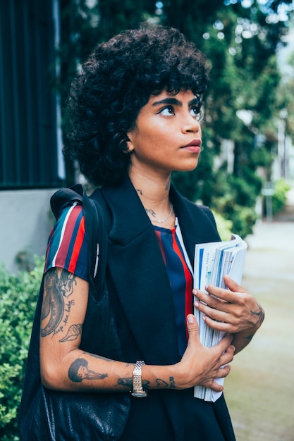 Mujer moderna caminando en la calle