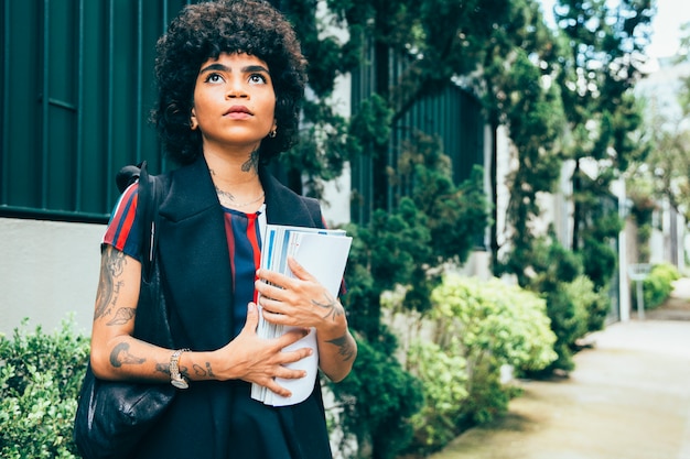 Mujer moderna caminando en la calle