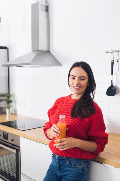 Mujer moderna en la cocina