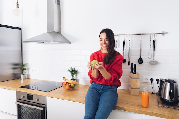 Mujer moderna en la cocina