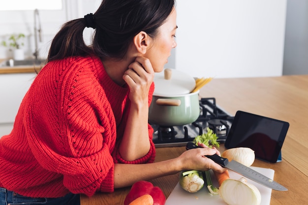 Mujer moderna cocinando