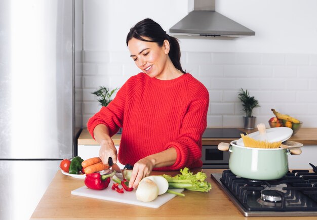 Mujer moderna cocinando