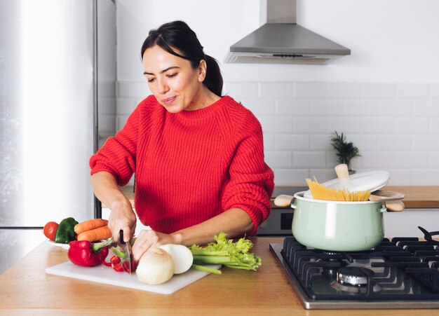 Mujer moderna cocinando