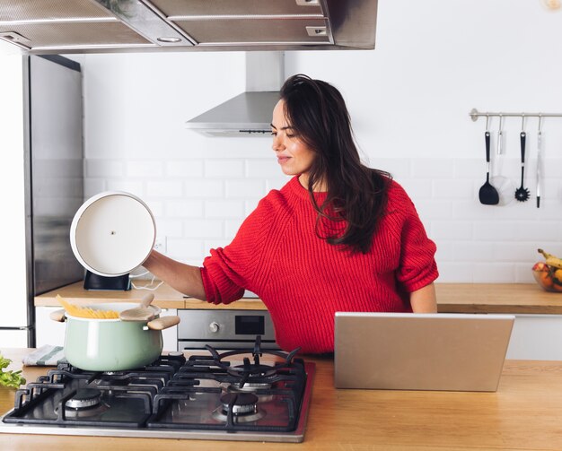 Mujer moderna cocinando