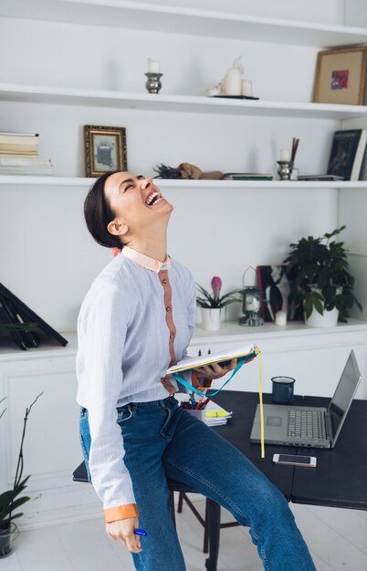 Mujer moderna con cuaderno