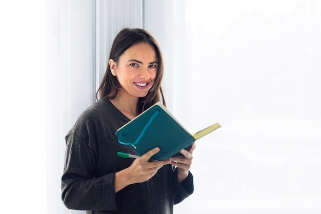 Mujer moderna con cuaderno