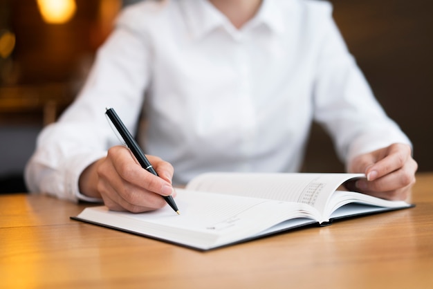 Mujer moderna escribiendo en agenda