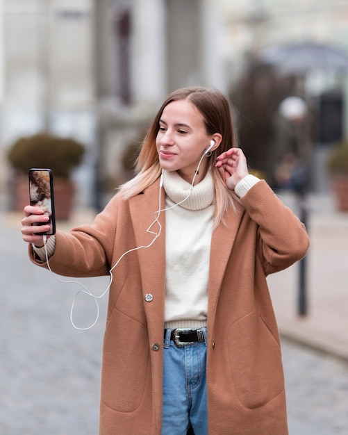 Mujer moderna escuchando música en auriculares