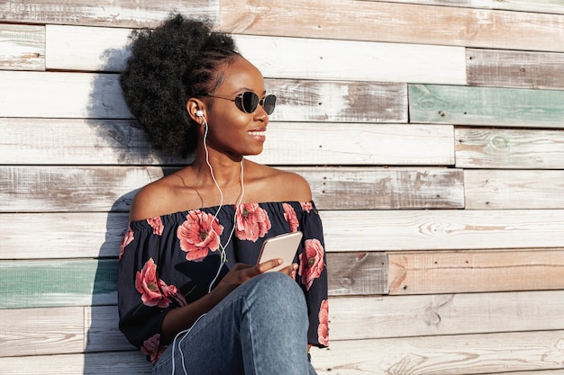 Mujer moderna con gafas de sol mientras mira lejos