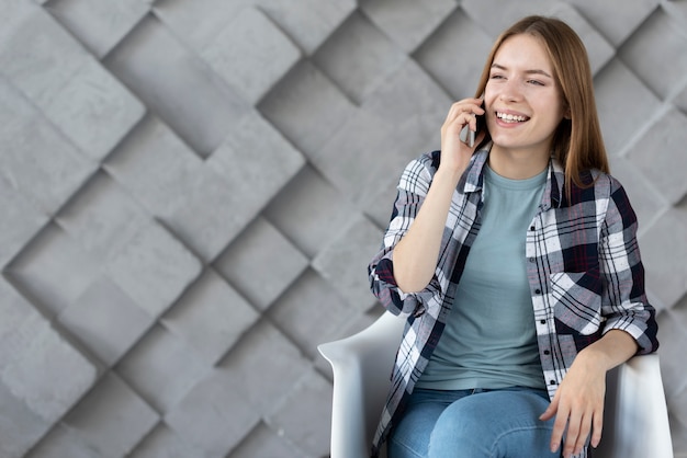 Foto gratuita mujer moderna hablando por teléfono con espacio de copia