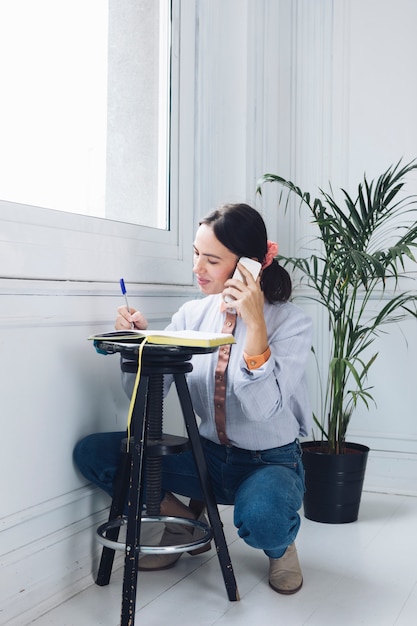 Foto gratuita mujer moderna hablando por teléfono