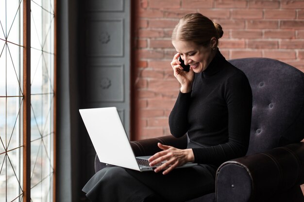 Foto gratuita mujer moderna hablando por teléfono