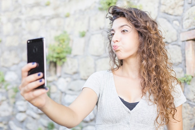 Mujer moderna haciéndose un selfie