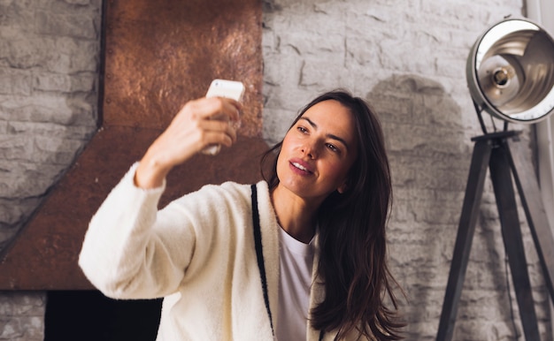 Mujer moderna haciéndose un selfie