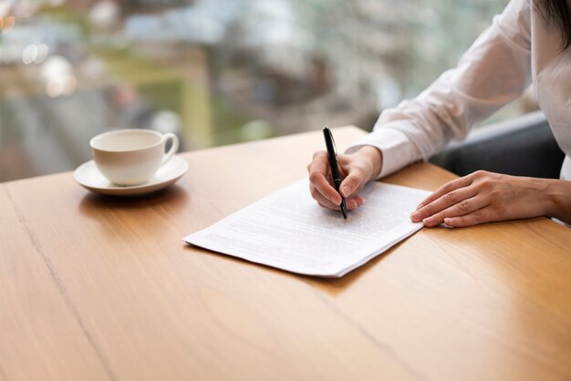 Mujer moderna irreconocible tomando notas