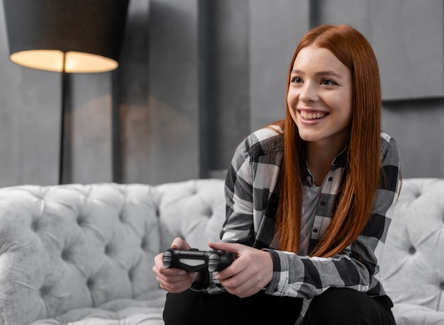 Mujer moderna jugando videojuegos