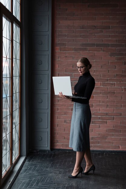 Mujer moderna con laptop trabajando