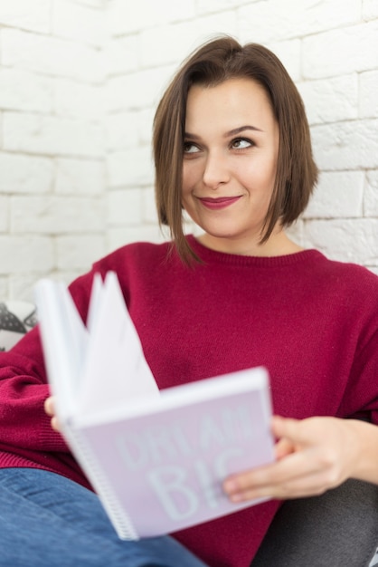 Mujer moderna leyendo en casa