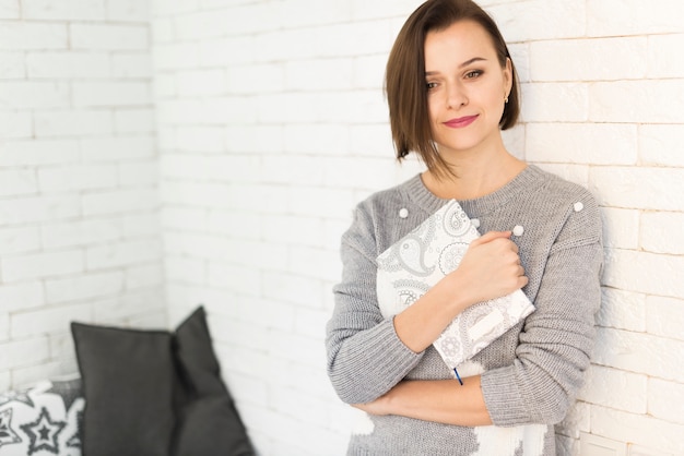 Foto gratuita mujer moderna con libro