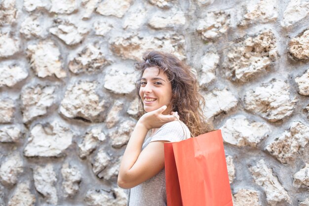 Mujer moderna posando con bolsas de compras