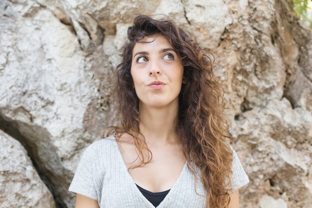 Mujer moderna posando con cara graciosa