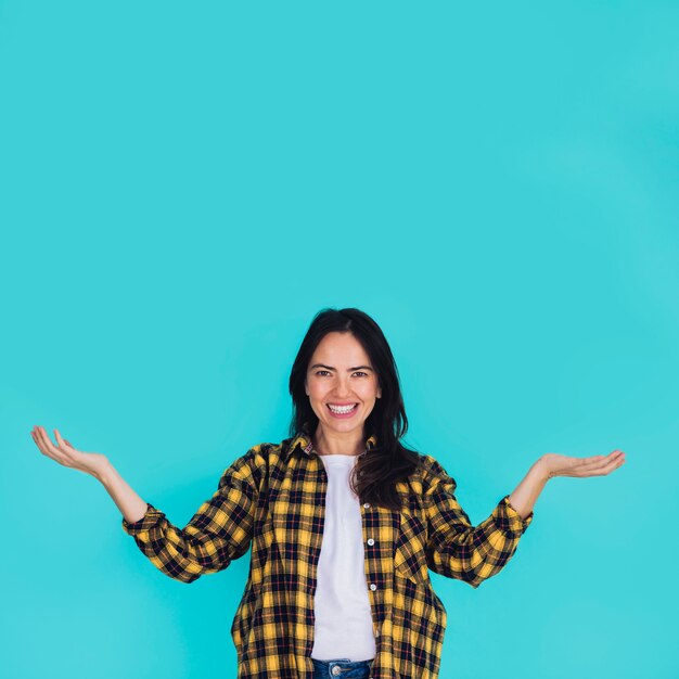 Mujer moderna posando 