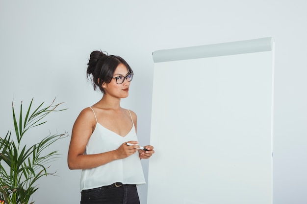 Mujer moderna en presentación de negocios