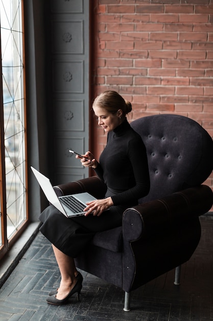 Mujer moderna que trabaja en la computadora portátil