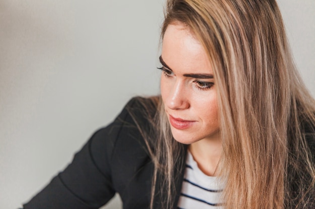 Mujer moderna rubia de cerca