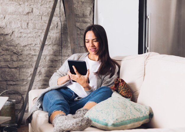 Mujer moderna usando tablet