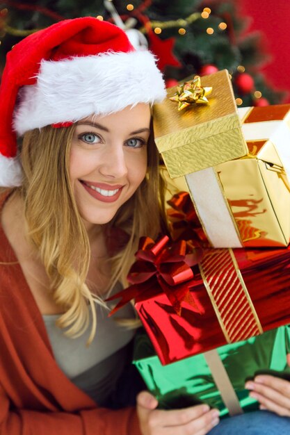 Mujer con una montaña de regalos de colores en sus manos