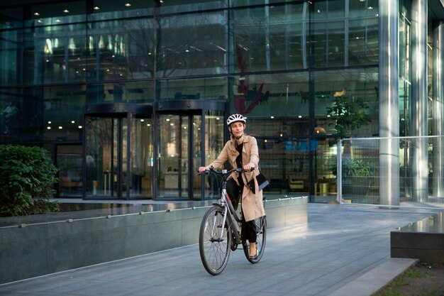 Mujer montando en bicicleta en la ciudad