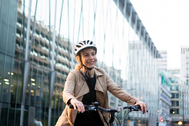 Mujer montando en bicicleta mientras usa su casco