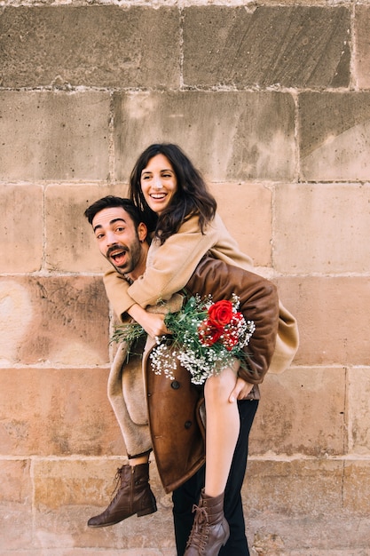 Mujer montando la espalda del hombre