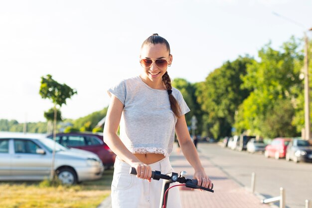 Mujer montando una moto al aire libre